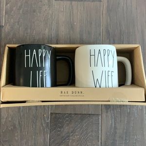 RAE DUNN ‘HAPPY WIFE/ HAPPY LIFE’ MUG SET. NEW!
